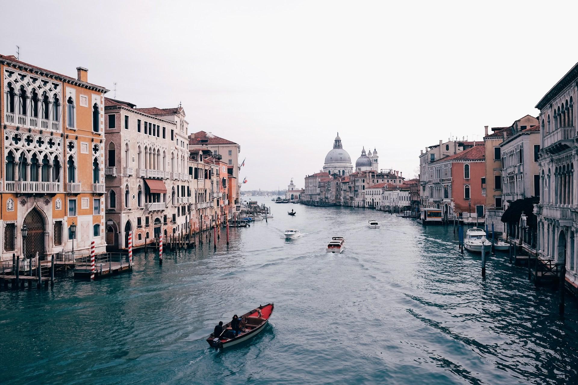 Venice: Curiosities, Unusual Places and Local Traditions background